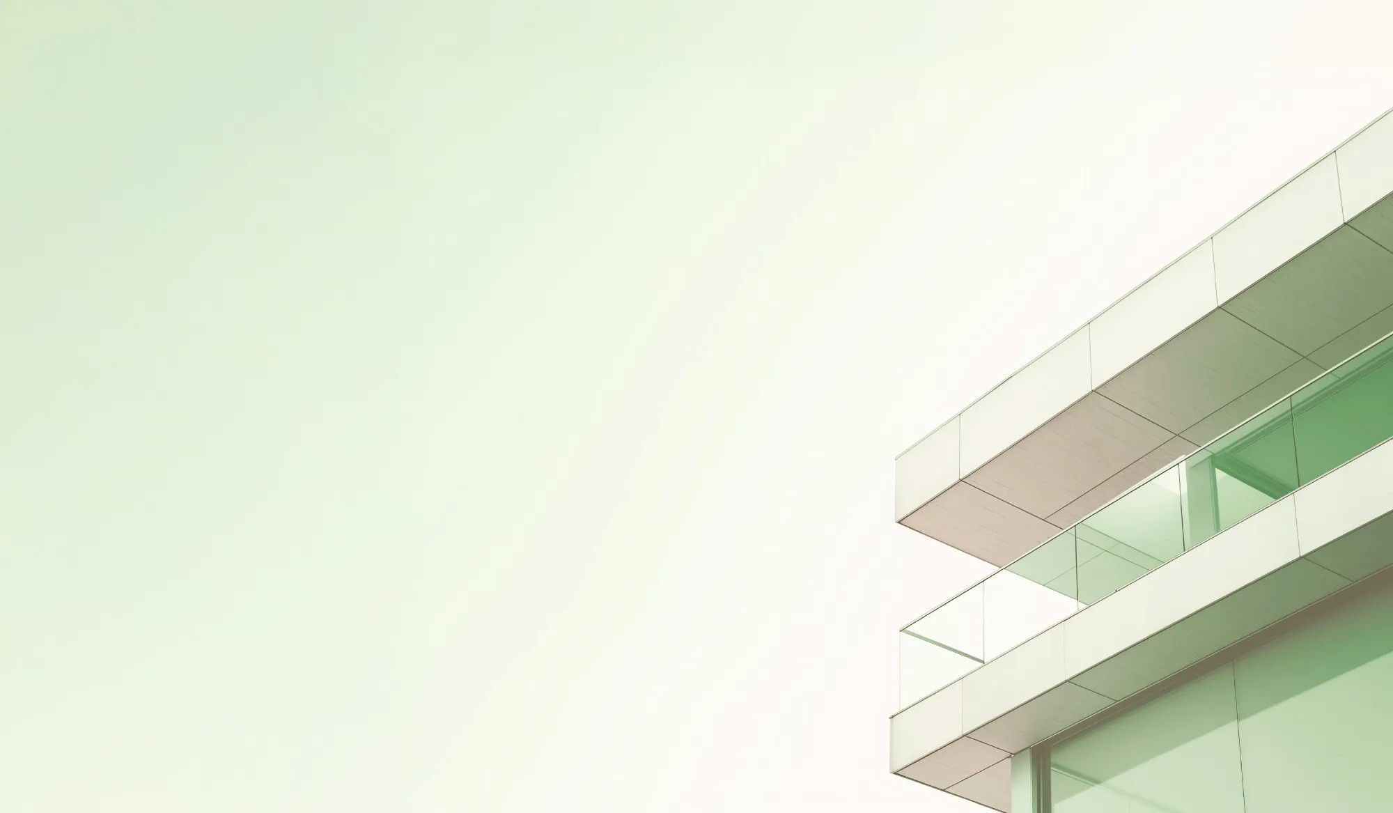Fassade eines Hauses am rechten Bildschirmrand